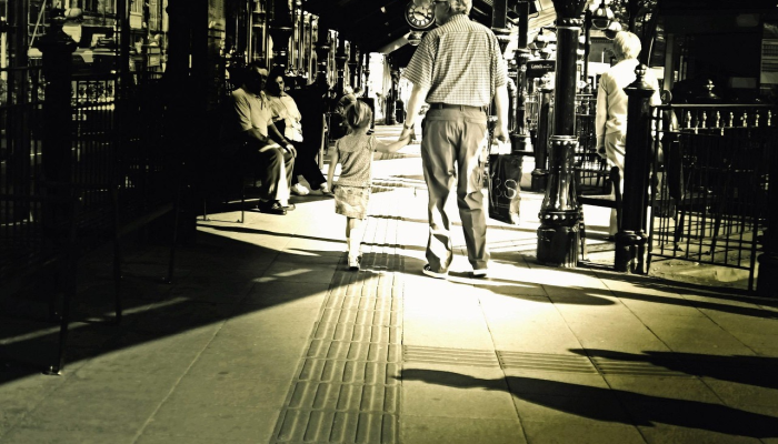 男孩杀死戏弄他的8岁女孩;与父同在