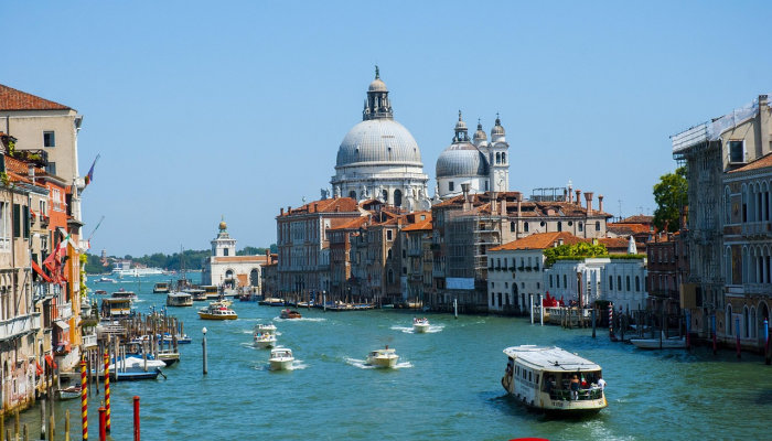 前那不勒斯主教练卢西亚诺·斯帕莱蒂执掌意大利国家队