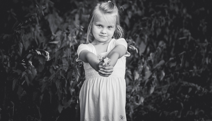 梅根·马克尔在加冕典礼上穿着他的礼物向查尔斯国王致敬？