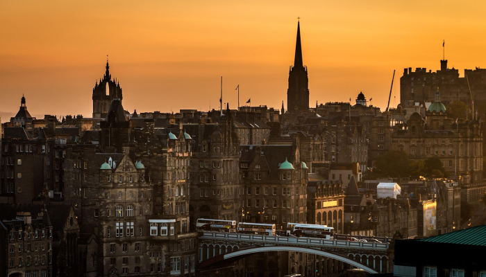 希利最后的失球打破了康纳特的心，为爱丁堡锁定了胜利