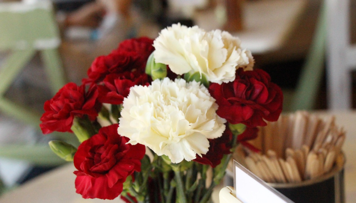 花商将鲜花作为情人节礼物送给数百名寡妇