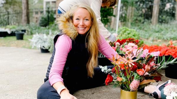 花商将鲜花作为情人节礼物送给数百名寡妇