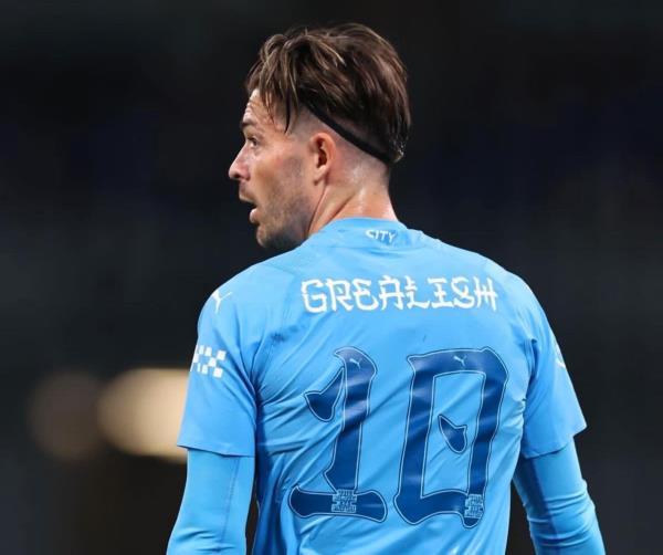 罗恩·德桑蒂斯在为杰克逊维尔枪击案受害者守夜时发出嘘声 罗恩·德桑蒂斯在为杰克逊维尔枪击案受害者守夜时发出嘘声