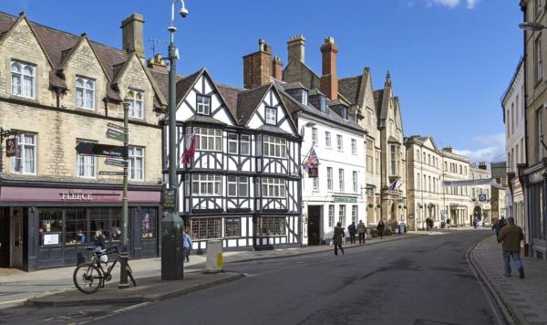 这个美丽的英国小镇看起来就像童话故事里的东西