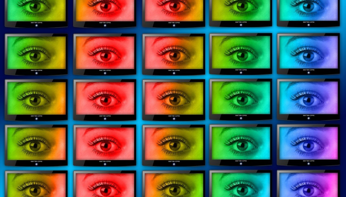 视频显示，在亚利桑那州一名男子的车库里发现了一个由20条响尾蛇组成的扭动的洞穴