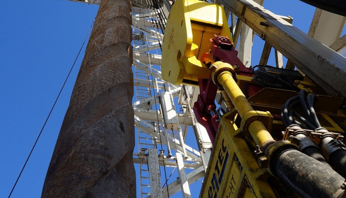 由于供应减少,石油价格飙升,热浪袭击炼油厂,天然气价格飙升 由于供应减少,石油价格飙升,热浪袭击炼油厂,天然气价格飙升