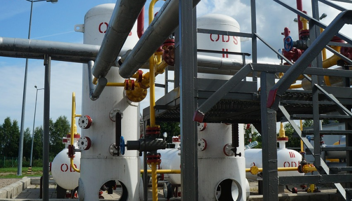 由于供应减少,石油价格飙升,热浪袭击炼油厂,天然气价格飙升 由于供应减少,石油价格飙升,热浪袭击炼油厂,天然气价格飙升