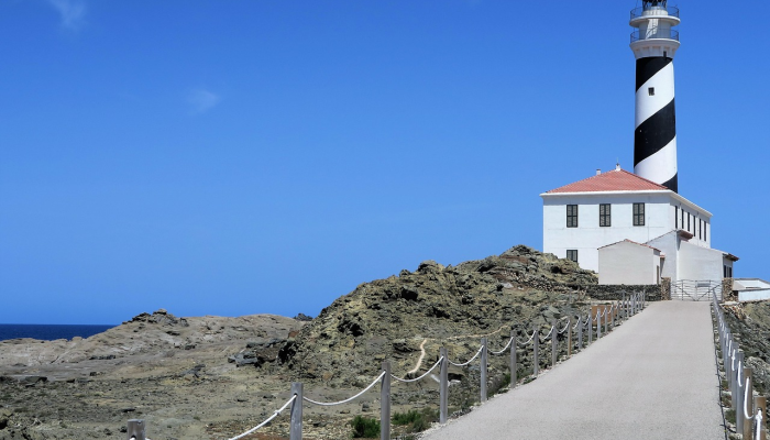 在缅因州一年一度的灯塔活动期间，一条人行道倒塌，造成11人受伤