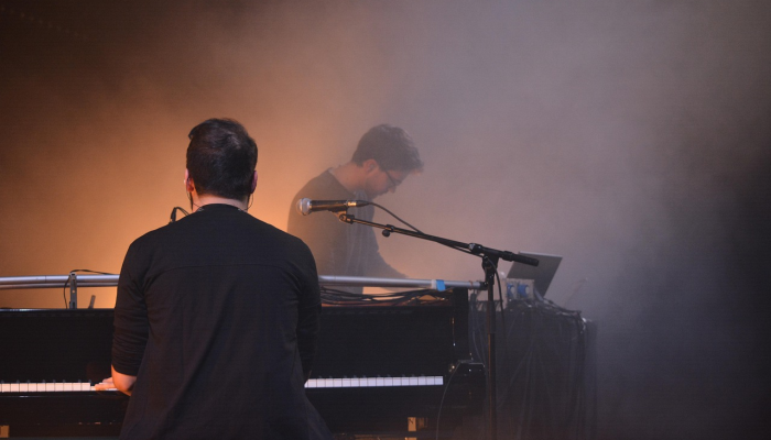 罗南·基廷在兄弟夏兰的葬礼上演奏音乐致敬