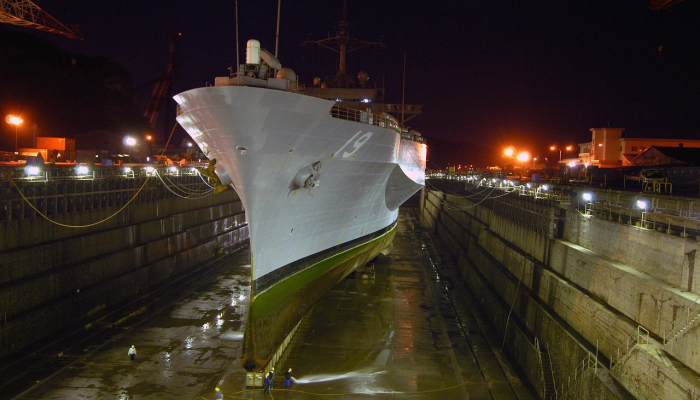 英国皇家海军威尔士亲王号在经过9个月的维修后离开干船坞