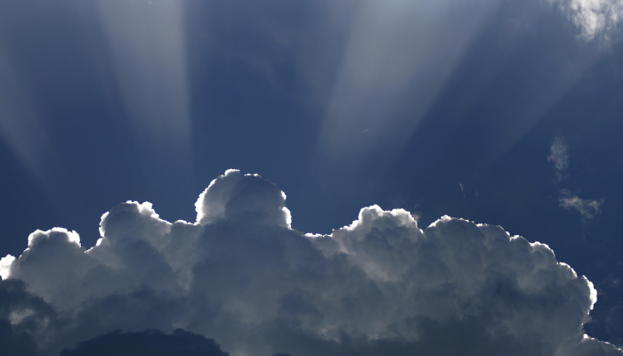 紧时空中平行修饰的三维膜的开放超弦的对产生