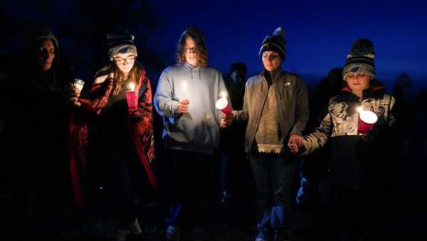 爱荷华州校园枪击案：佩里高中外烛光守夜的7张照片