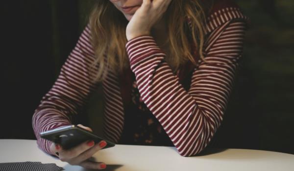 美国警方称，一名少女在看了社交媒体上的视频后发现自己被强奸了