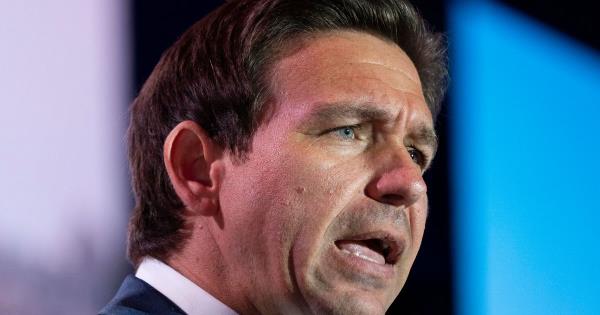 罗恩·德桑蒂斯在为杰克逊维尔枪击案受害者守夜时发出嘘声