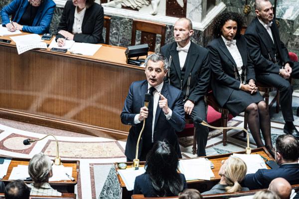 法国内政部长重提驱逐“危险”车臣人的计划 法国内政部长重提驱逐“危险”车臣人的计划