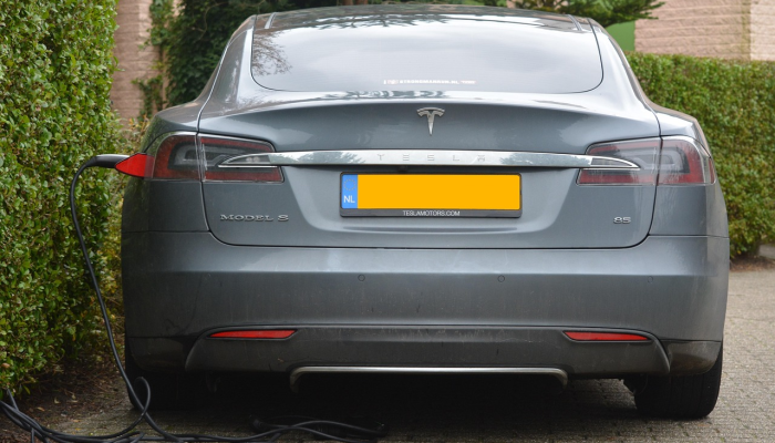 Bajaj Chetak Urbane价格，充电时间，其他450S范围，功能