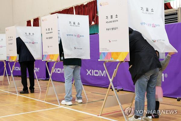 Voters cast their ballots in South Korea's parliamentary elections at a polling station on the southern resort island of Jeju on April 10, 2024. (Yonhap)