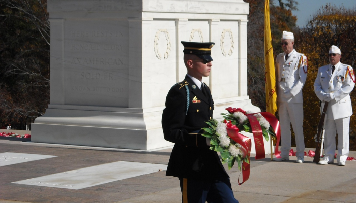 拜登在阿灵顿致敬时说,美国退伍军人是“这个国家的钢铁脊梁” 拜登在阿灵顿致敬时说,美国退伍军人是“这个国家的钢铁脊梁”