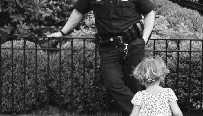 科罗拉多州警方称,一名女孩在路上大声呼救,击退了袭击她的男子 科罗拉多州警方称,一名女孩在路上大声呼救,击退了袭击她的男子