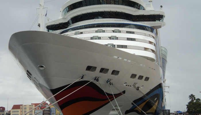 一艘油轮在阿曼湾被不明身份的人登船