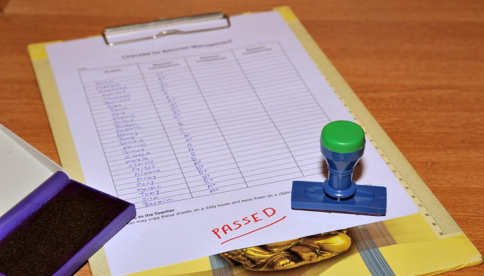 教育部长赞扬教师奖学金计划的成果