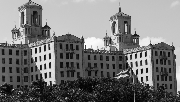 无家可归者住在英国繁忙环岛上的帐篷里，议会称这是“空的”