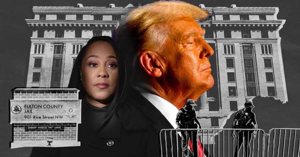 现场更新：特朗普在乔治亚州选举案中投降被捕