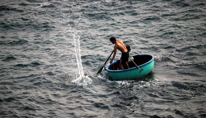 渔民们钓上来一只“30英尺长的腐烂恐龙”，但难闻的气味迫使他们把它处理掉