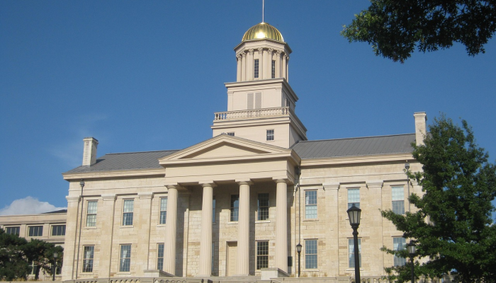 在共和党党团会议前的最后几天，德桑蒂斯和黑利在寒冷的爱荷华州进行了巡回演讲