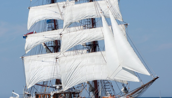 海滨小镇被“德国游轮和罗马尼亚卡车司机”占领