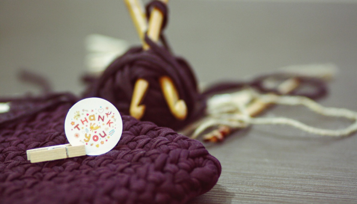 图片：达沃市73岁的钩针商品小贩走红