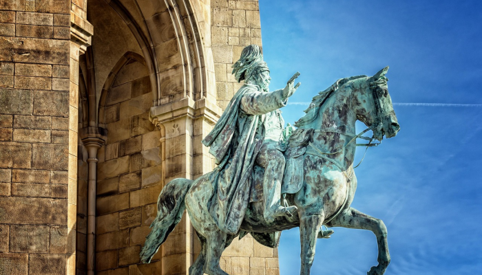 在威廉登上王位之前,比阿特丽斯和尤金妮不太可能出现在阳台上 在威廉登上王位之前,比阿特丽斯和尤金妮不太可能出现在阳台上