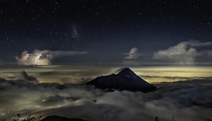 印尼火山爆发死亡人数上升至13人 印尼火山爆发死亡人数上升至13人