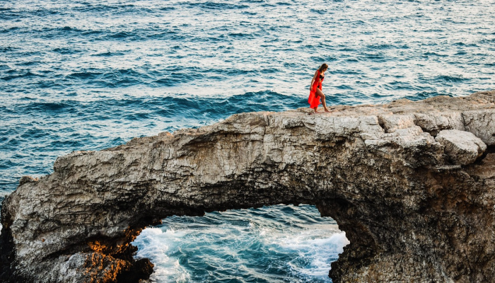 以色列袭击造成家人死亡几天后,一名加沙女孩从废墟中走出来 以色列袭击造成家人死亡几天后,一名加沙女孩从废墟中走出来