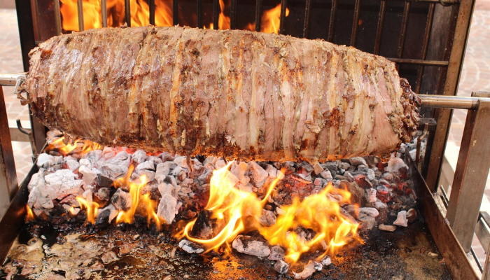 地震后,土耳其家庭在火车上避难,生活陷入停顿 地震后,土耳其家庭在火车上避难,生活陷入停顿