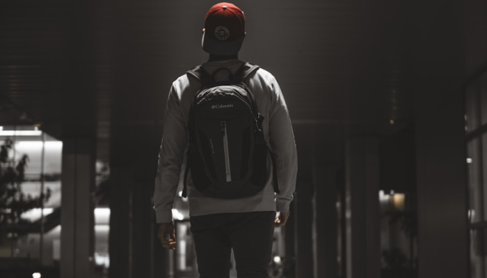 纽约警方称，一名16岁的少年在橄榄球比赛中开枪击中了学校保安的头部