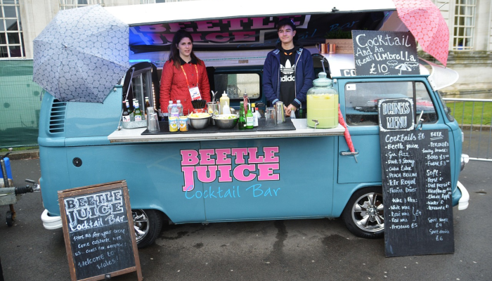 印尼警方拦下一辆载有200多条狗的卡车准备屠宰