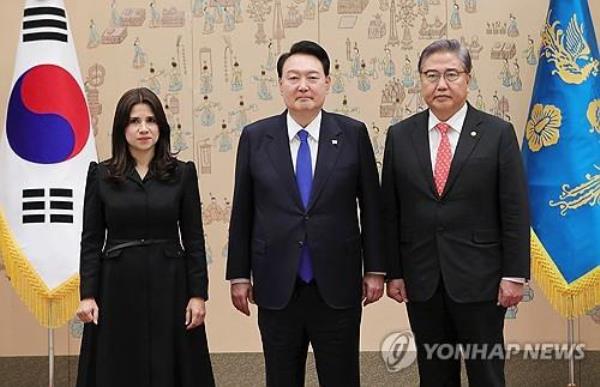 Zhenia Ruth Arce Zepeda (L), Nicaraguan ambassador to South Korea, takes a photo with President Yoon Suk Yeol (C) and then Foreign Minister Park Jin, after presenting her credentials to Yoon, in this file photo taken Oct. 17, 2023. (Pool photo) (Yonhap)